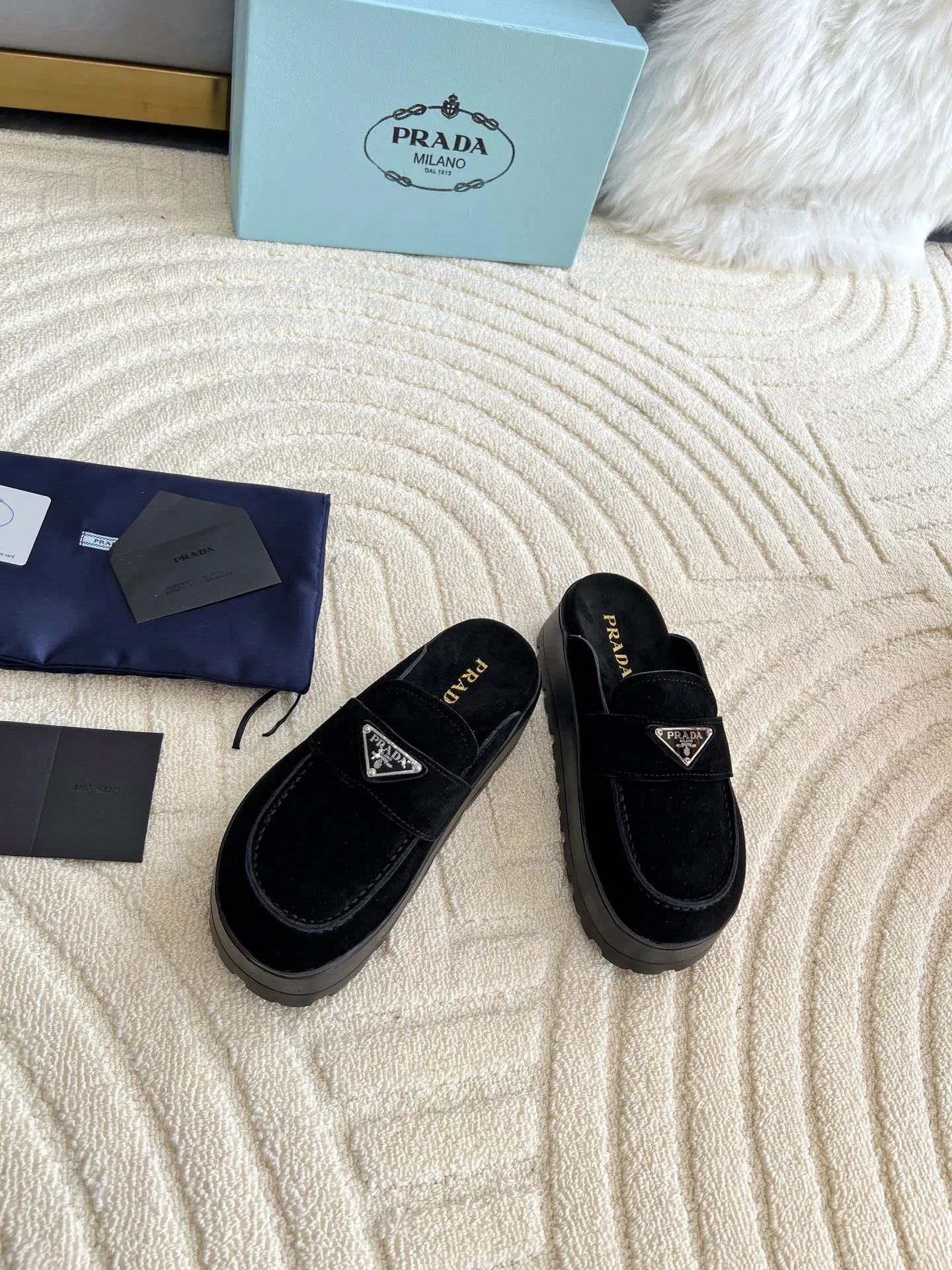 👟👟Ex-factory price 440👟👟 Prada/Prada 25ss summer new couple's beach thick-soled Birkenstock sandals. This shoe style is really a classic design that will not go out of style and is in line with everyone's current pursuit of comfortable and healthy wearing concepts. It is regarded by many domestic and foreign celebrities and fashionistas as an important choice for daily slippers. ✔Upper: imported super soft sheepskin ✔Inner lining: imported sheepskin ✔Hardware: Original molded split hardware ✔Outsole: Ultra-light, wear-resistant and non-slip foam sole ✔Number of yards: 35~40 (custom-made 40 pieces are non-refundable)
